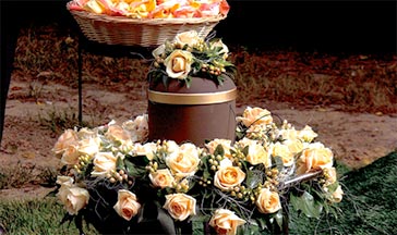 Urne mit Blumengesteck
